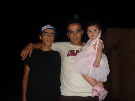 c moi avec mon fr&eacute;r&eacute; karim et ma niece nada